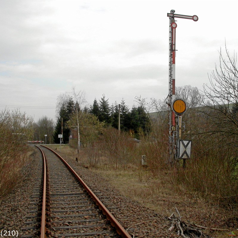 Bahn 210.jpg - Das alte Doppelflügelsignal mit Vorsignal steht auf Halt.